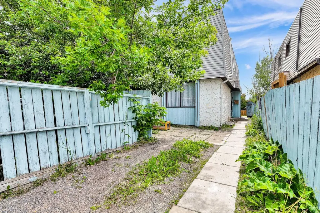 516 Blackthorn Road NE Calgary AB T2K4W9