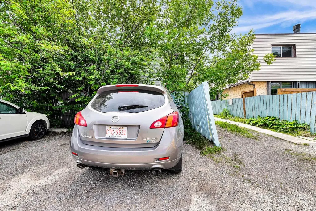 516 Blackthorn Road NE Calgary AB T2K4W9