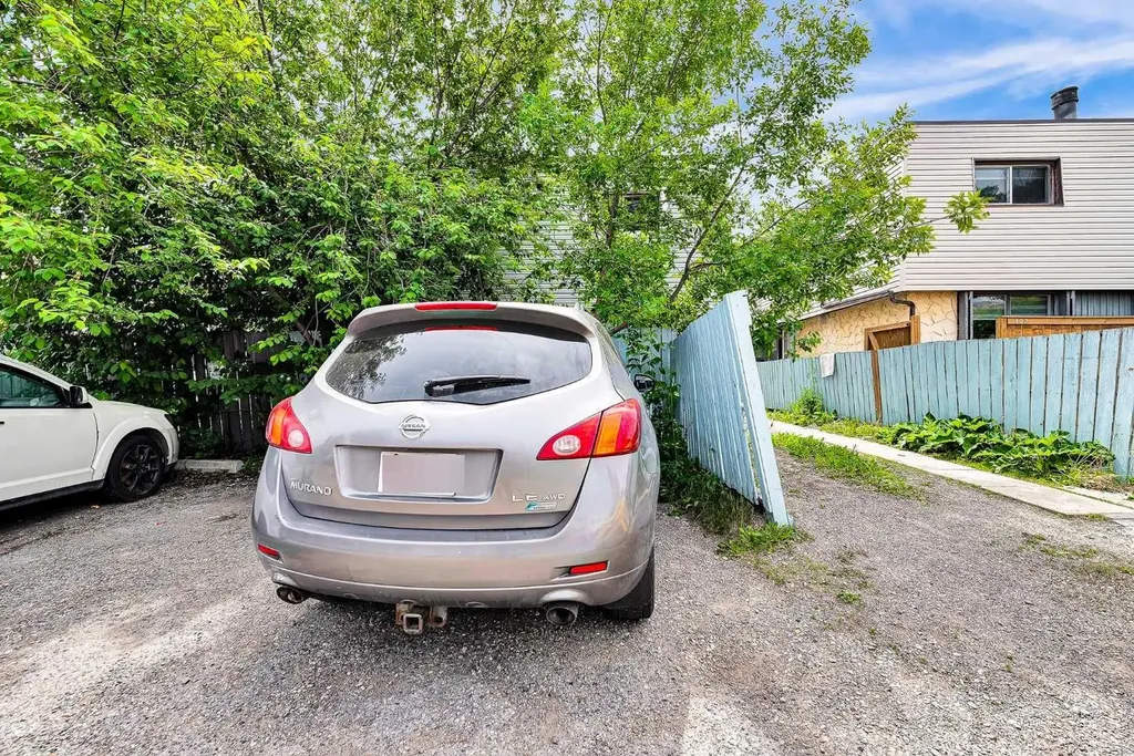 516 Blackthorn Road NE Calgary AB T2K4W9