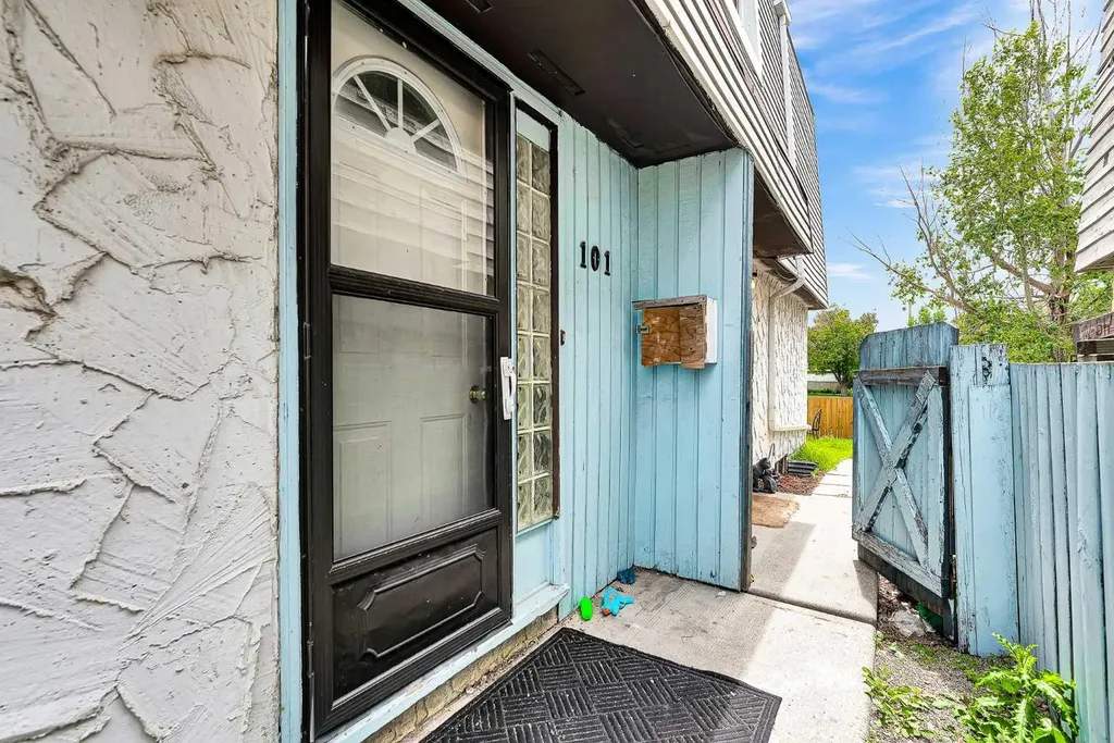 516 Blackthorn Road NE Calgary AB T2K4W9