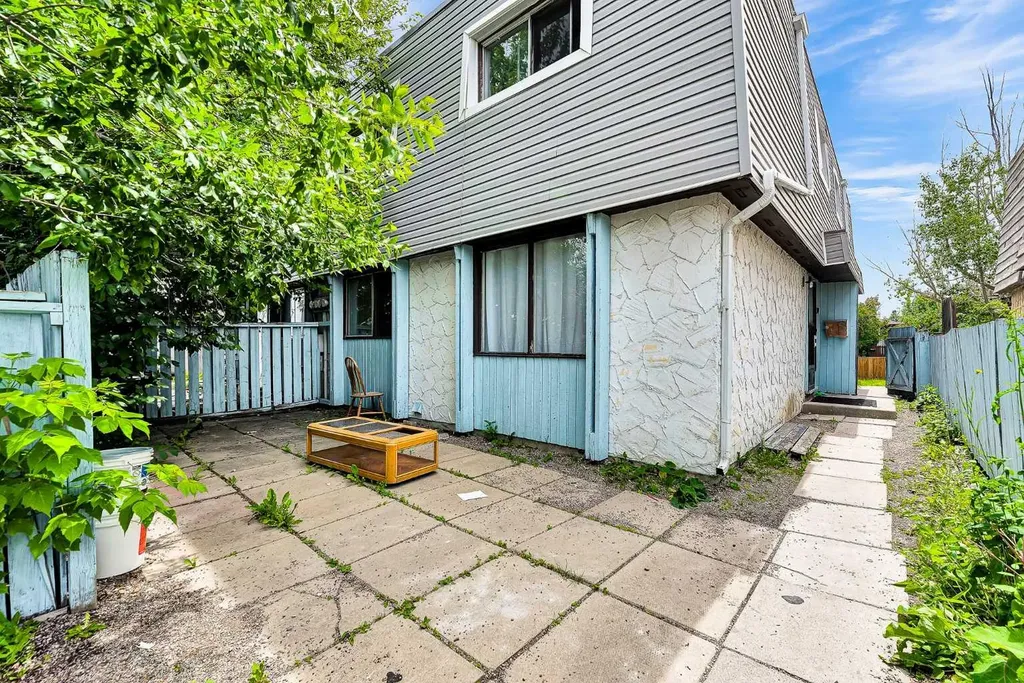 516 Blackthorn Road NE Calgary AB T2K4W9