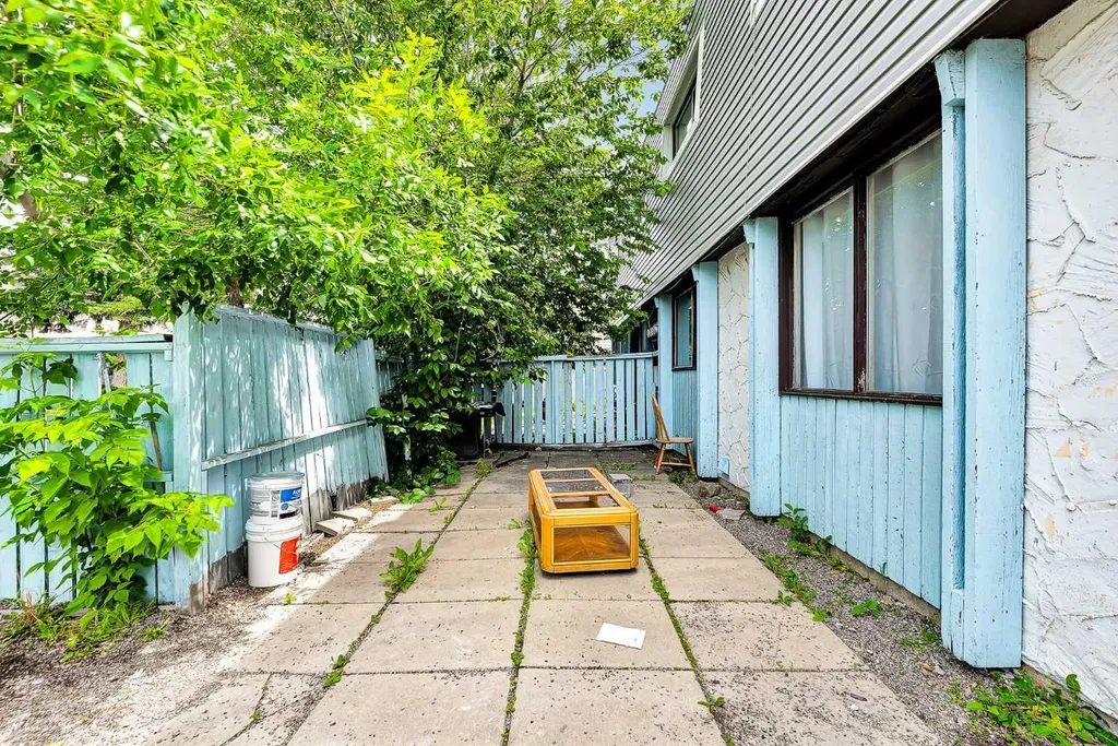 516 Blackthorn Road NE Calgary AB T2K4W9