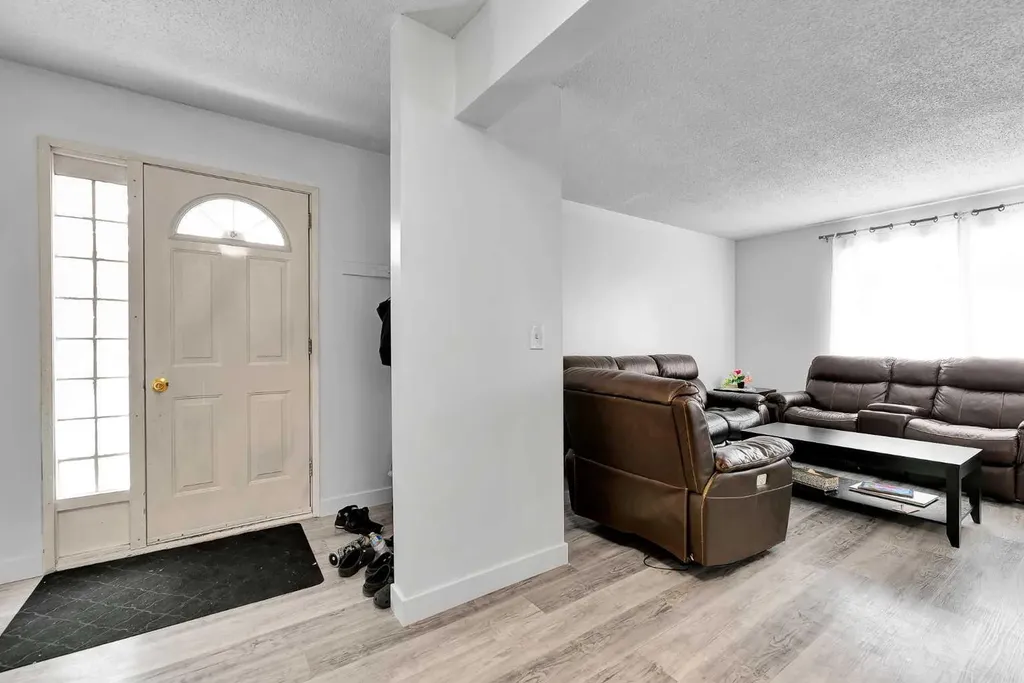 516 Blackthorn Road NE Calgary AB T2K4W9