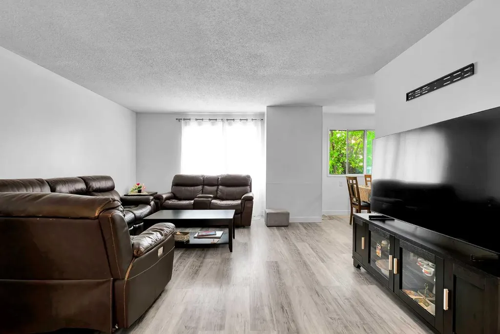 516 Blackthorn Road NE Calgary AB T2K4W9