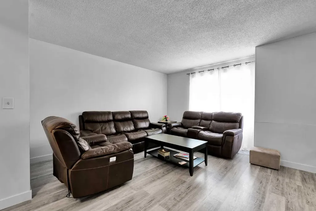 516 Blackthorn Road NE Calgary AB T2K4W9