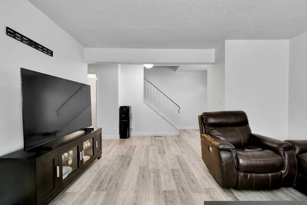 516 Blackthorn Road NE Calgary AB T2K4W9