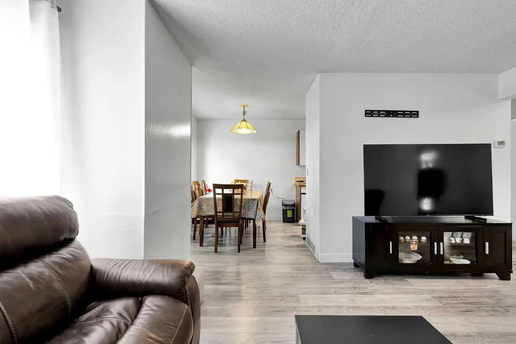 516 Blackthorn Road NE Calgary AB T2K4W9