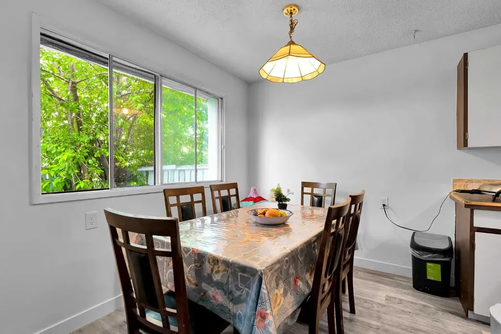 516 Blackthorn Road NE Calgary AB T2K4W9