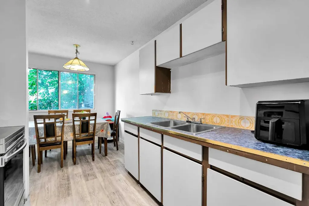 516 Blackthorn Road NE Calgary AB T2K4W9