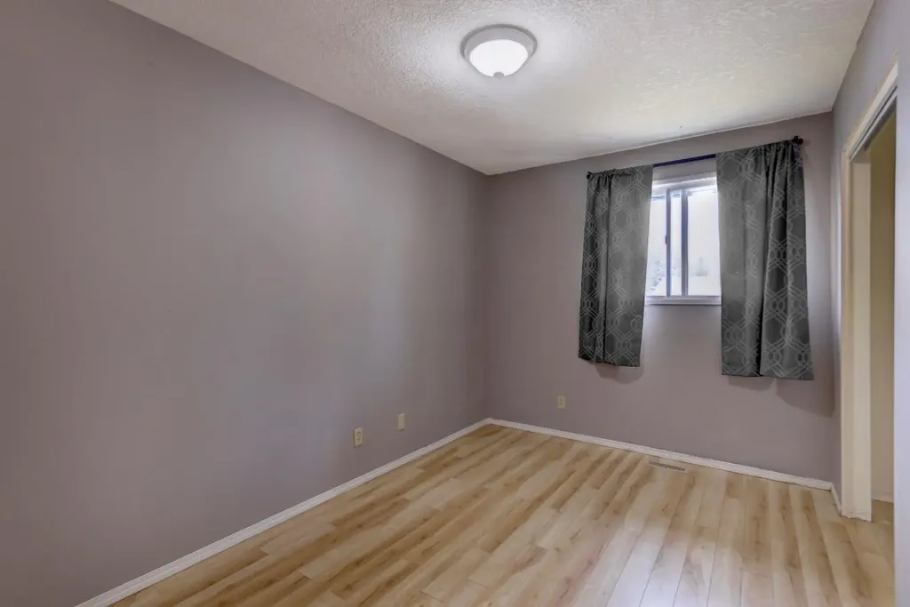 423 Queen Anne Way SE Calgary AB T2T 2N3