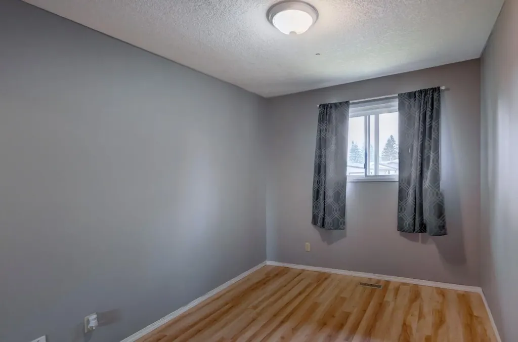 423 Queen Anne Way SE Calgary AB T2T 2N3