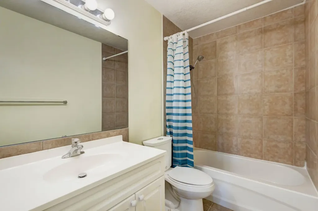 423 Queen Anne Way SE Calgary AB T2T 2N3