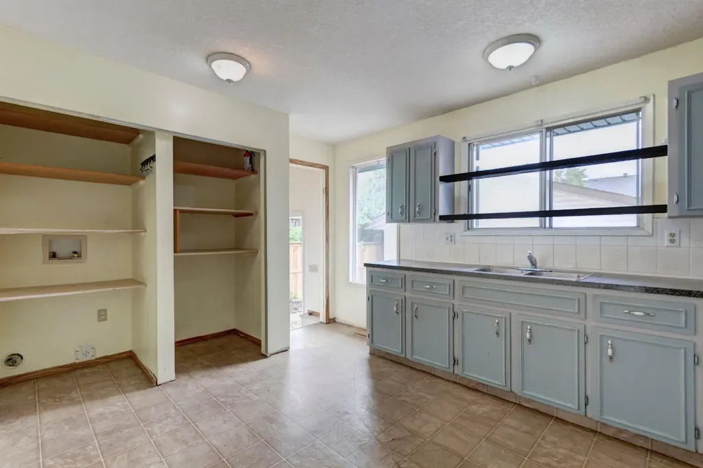 423 Queen Anne Way SE Calgary AB T2T 2N3