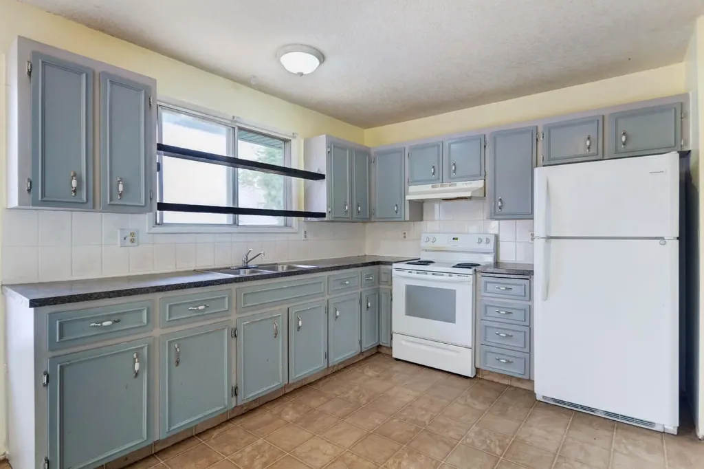 423 Queen Anne Way SE Calgary AB T2T 2N3
