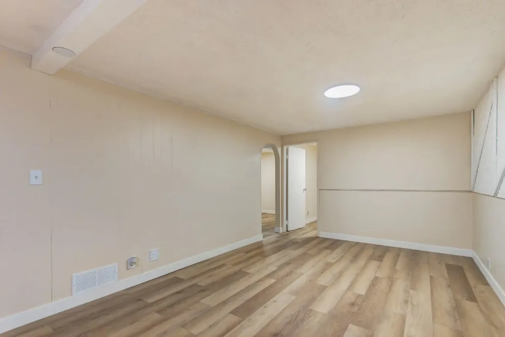423 Queen Anne Way SE Calgary AB T2T 2N3