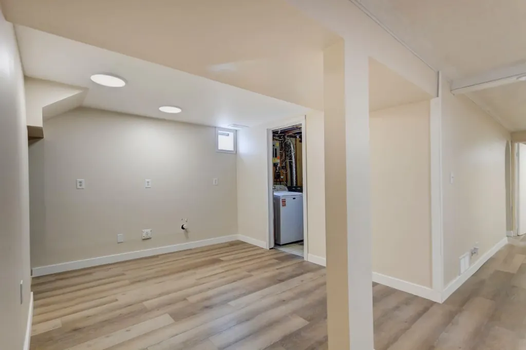 423 Queen Anne Way SE Calgary AB T2T 2N3
