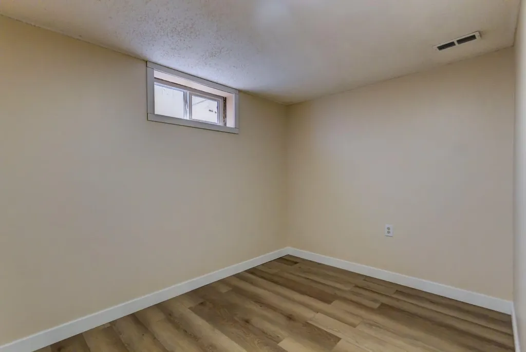 423 Queen Anne Way SE Calgary AB T2T 2N3