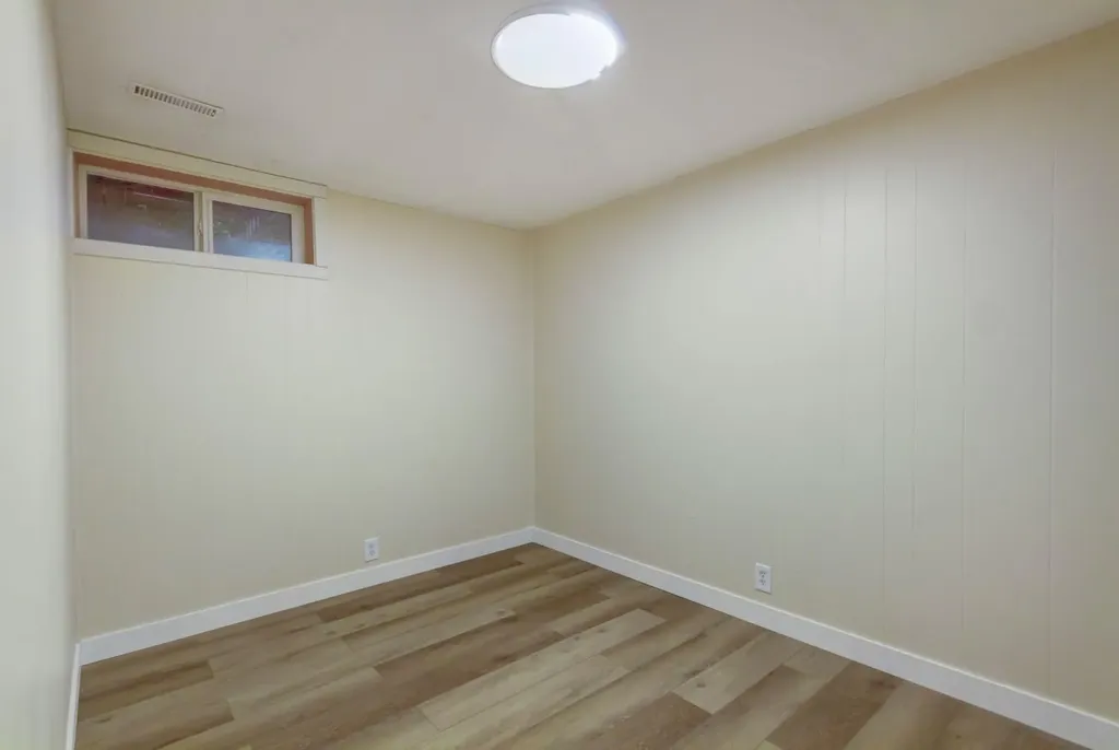 423 Queen Anne Way SE Calgary AB T2T 2N3
