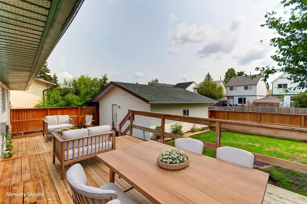423 Queen Anne Way SE Calgary AB T2T 2N3