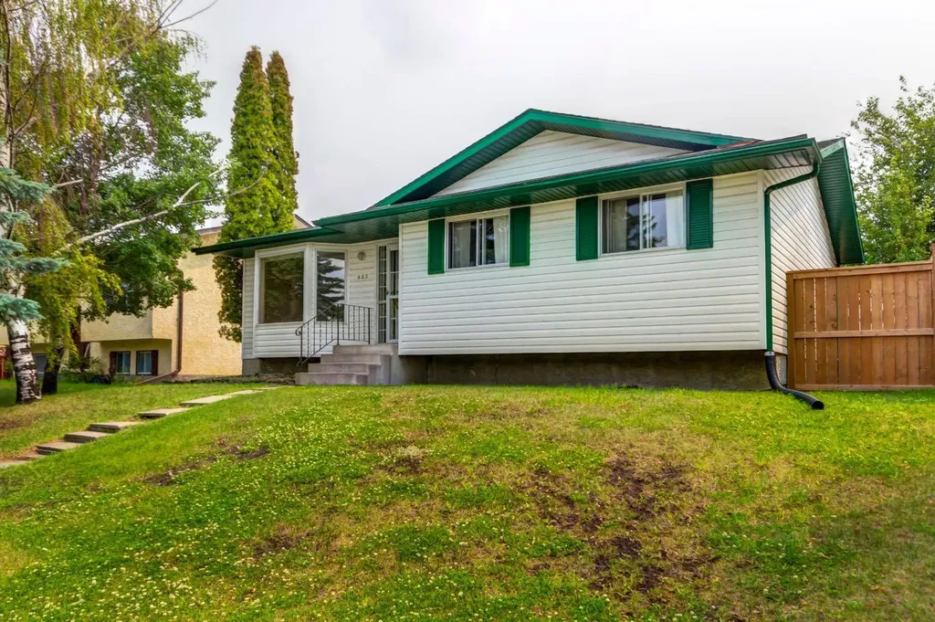 423 Queen Anne Way SE Calgary AB T2T 2N3