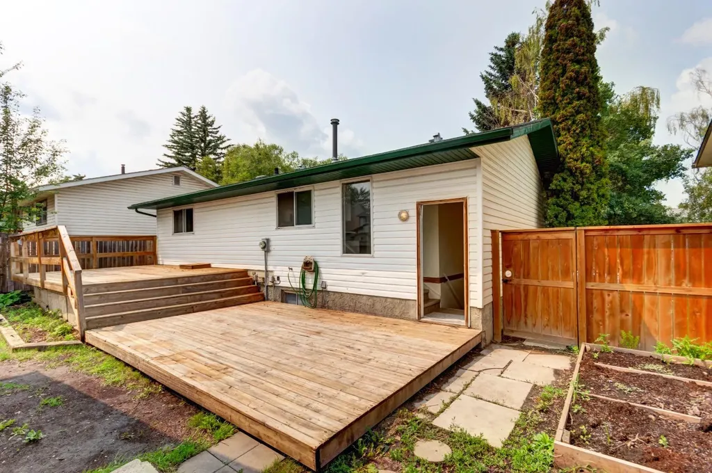 423 Queen Anne Way SE Calgary AB T2T 2N3