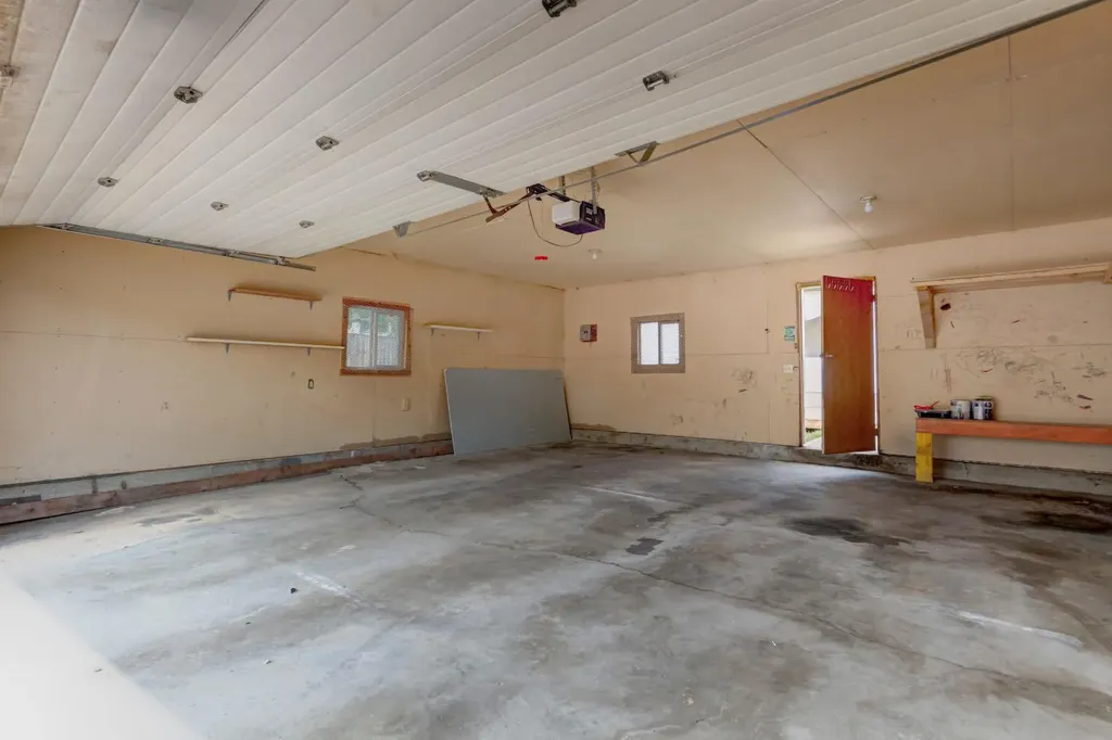 423 Queen Anne Way SE Calgary AB T2T 2N3