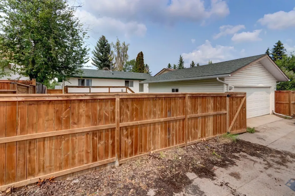 423 Queen Anne Way SE Calgary AB T2T 2N3