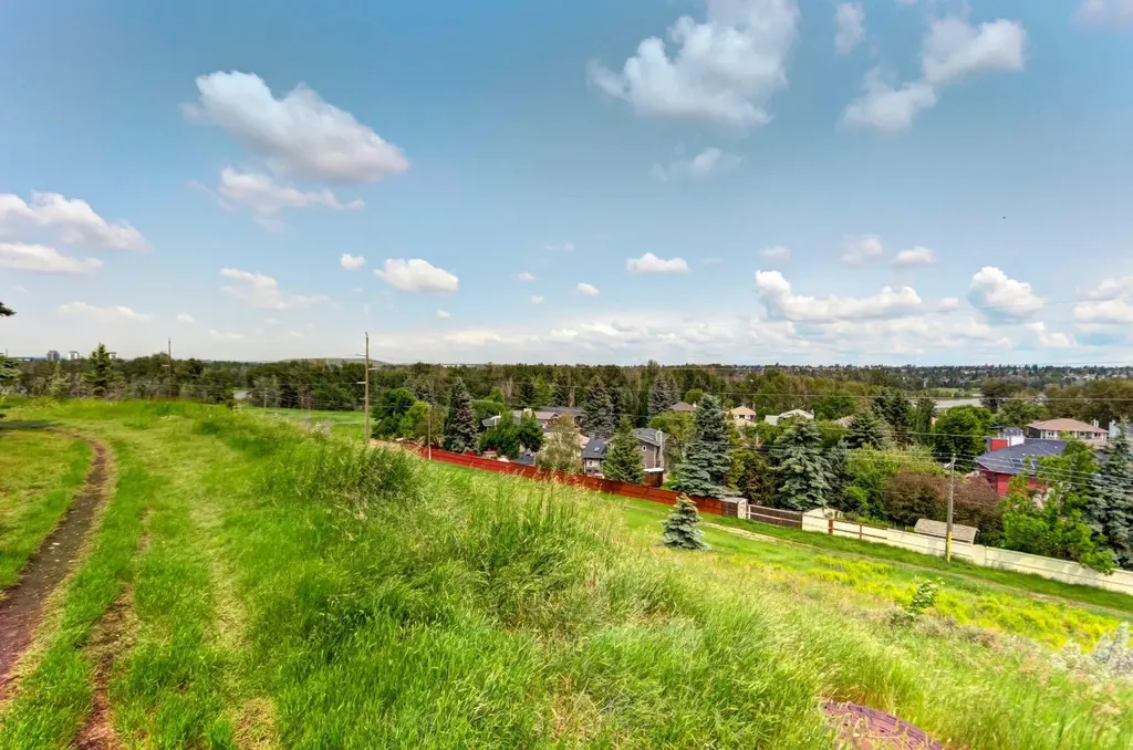 423 Queen Anne Way SE Calgary AB T2T 2N3
