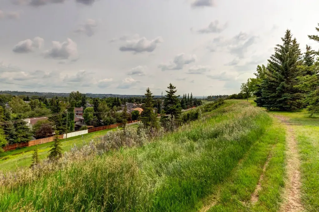 423 Queen Anne Way SE Calgary AB T2T 2N3