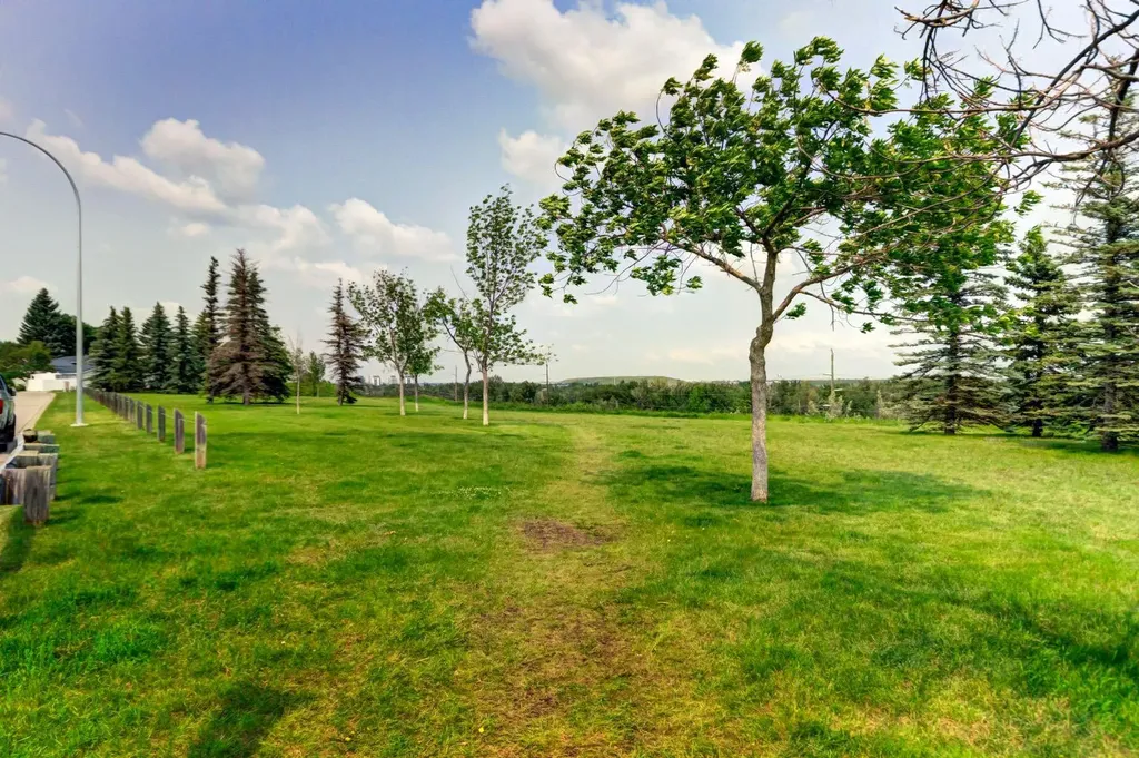 423 Queen Anne Way SE Calgary AB T2T 2N3