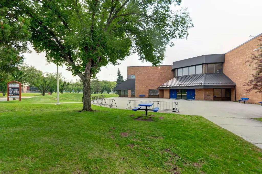 423 Queen Anne Way SE Calgary AB T2T 2N3
