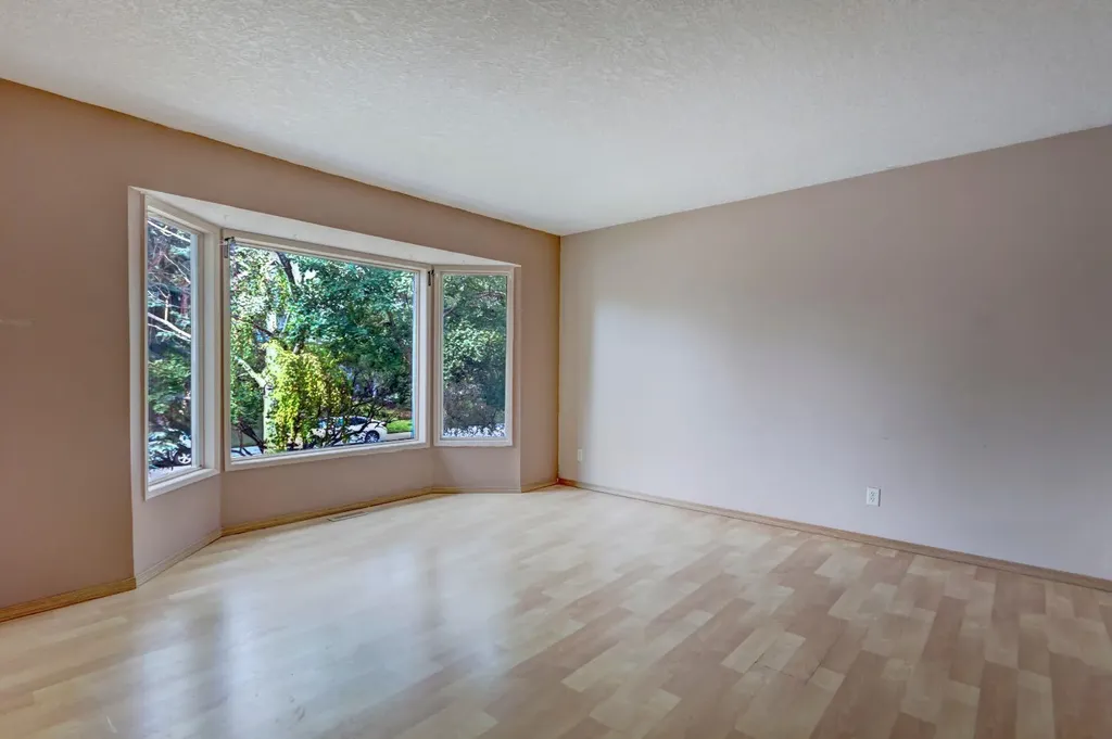 423 Queen Anne Way SE Calgary AB T2T 2N3