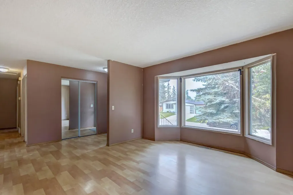 423 Queen Anne Way SE Calgary AB T2T 2N3