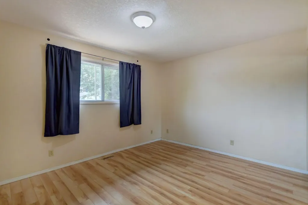423 Queen Anne Way SE Calgary AB T2T 2N3