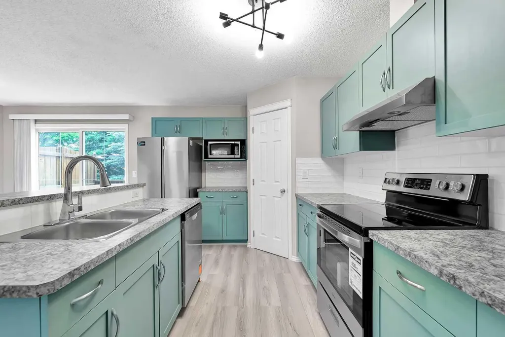 86 Country Village Gate NE Calgary AB T3K 0L5