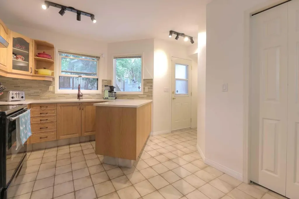 1908 30 Avenue SW Calgary AB T2T 1P9