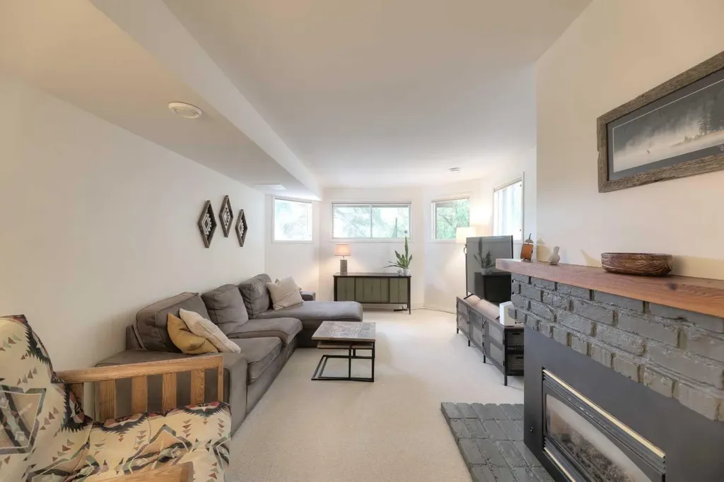 1908 30 Avenue SW Calgary AB T2T 1P9