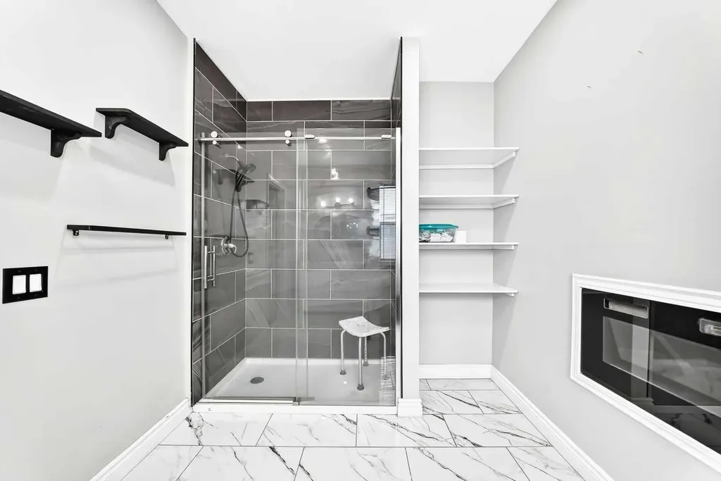 6220 17 Avenue SE Calgary AB T2A 7H4