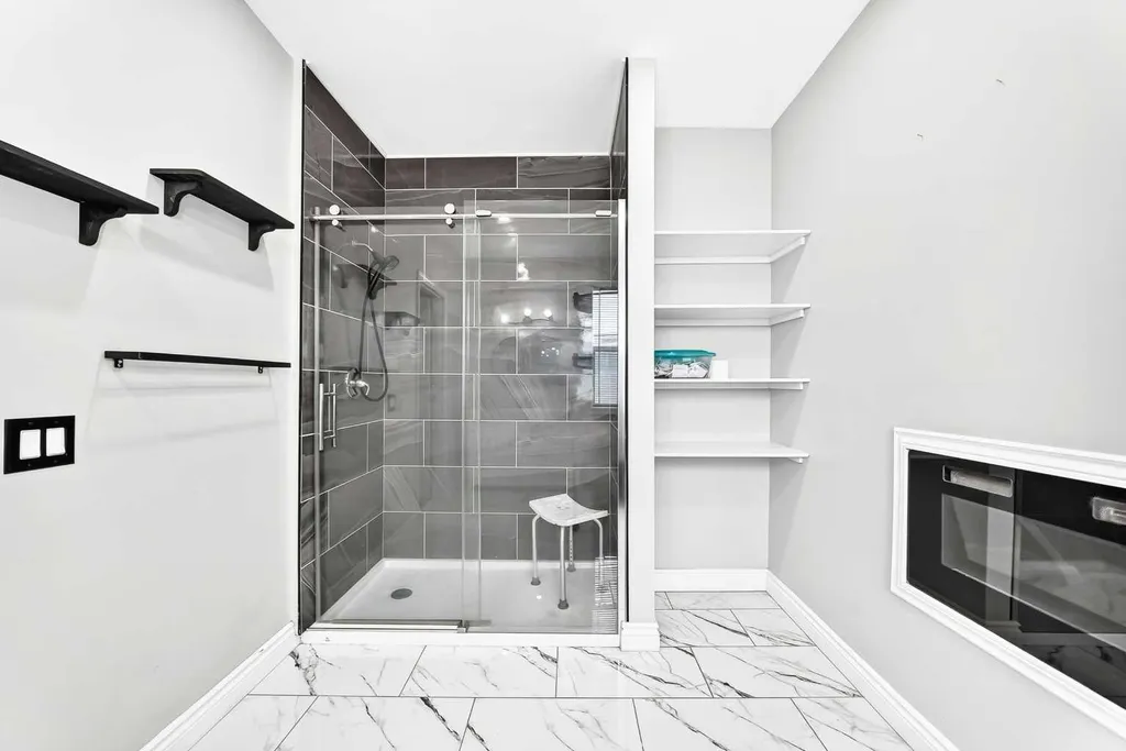 6220 17 Avenue SE Calgary AB T2A 7H4