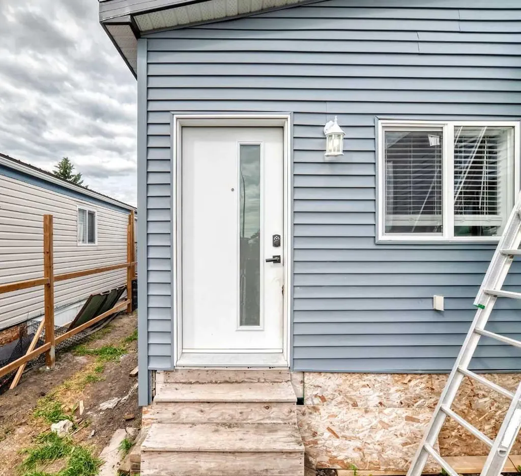 6220 17 Avenue SE Calgary AB T2A 7H4