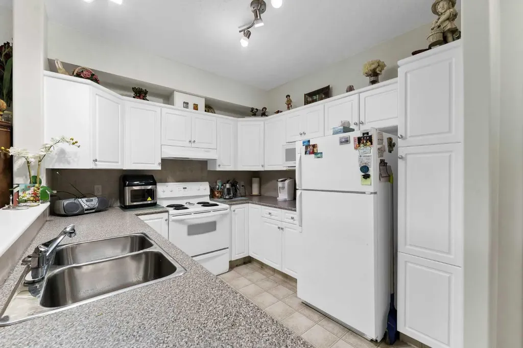 29 River Ridge Drive NW Medicine Hat AB T1A8V3