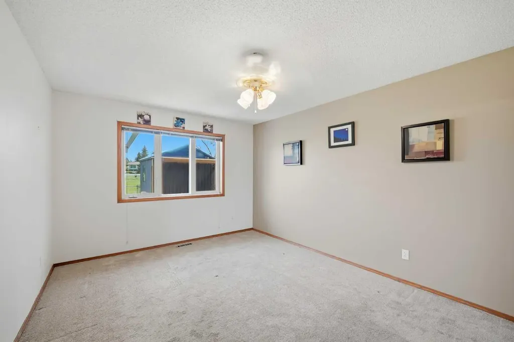 13 Parklane Place Strathmore AB T1P 1K7