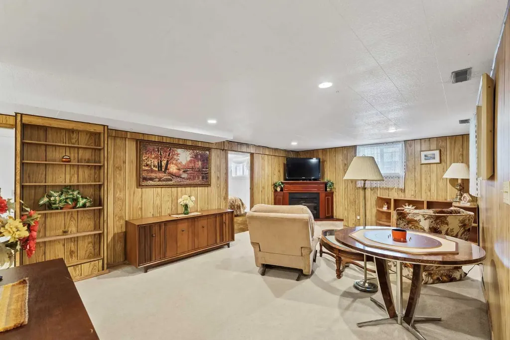 28 Aberdeen Street SE Medicine Hat AB T1A 0P7