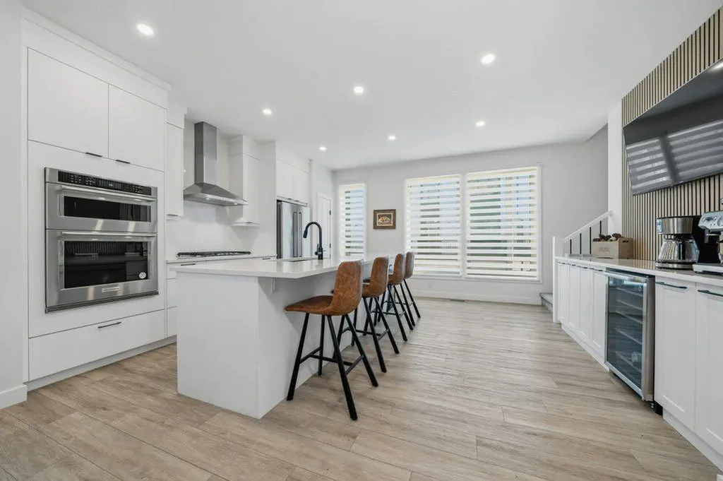 322 Sovereign Common SW Calgary AB T3C 3Y3