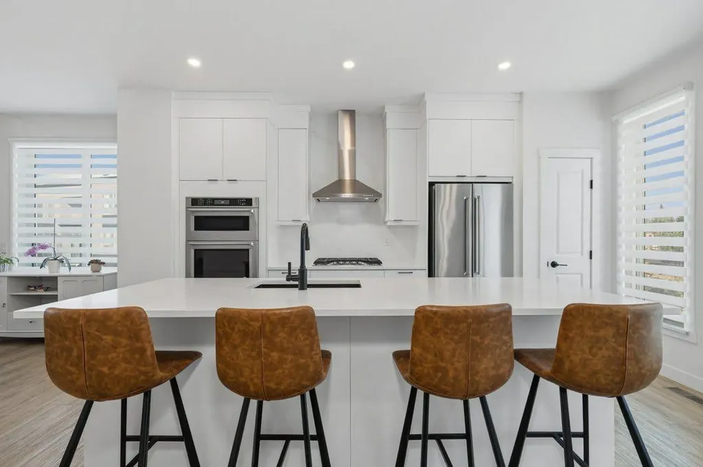322 Sovereign Common SW Calgary AB T3C 3Y3