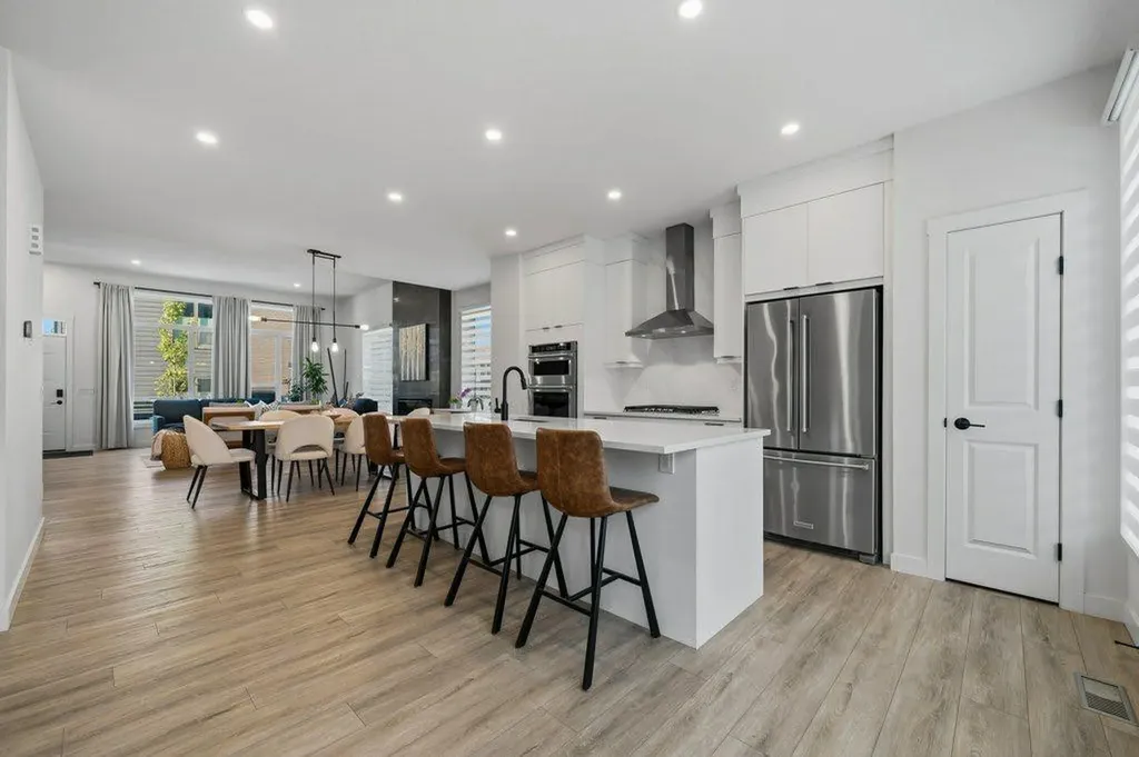 322 Sovereign Common SW Calgary AB T3C 3Y3
