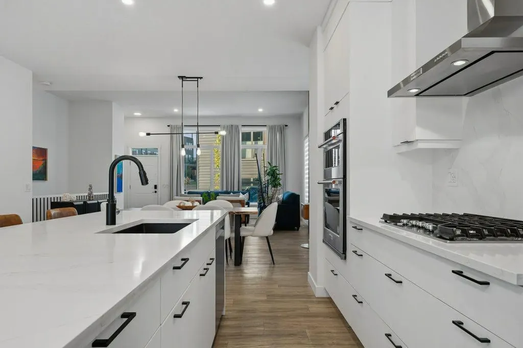 322 Sovereign Common SW Calgary AB T3C 3Y3