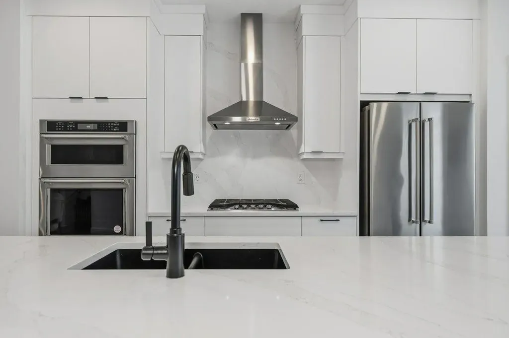 322 Sovereign Common SW Calgary AB T3C 3Y3