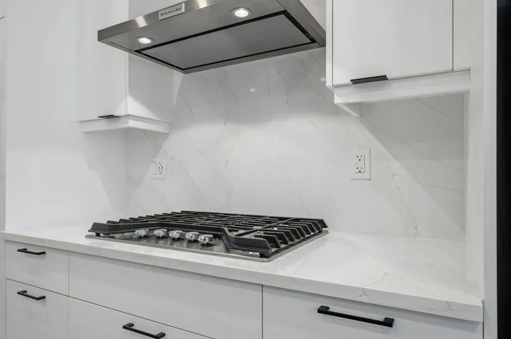 322 Sovereign Common SW Calgary AB T3C 3Y3