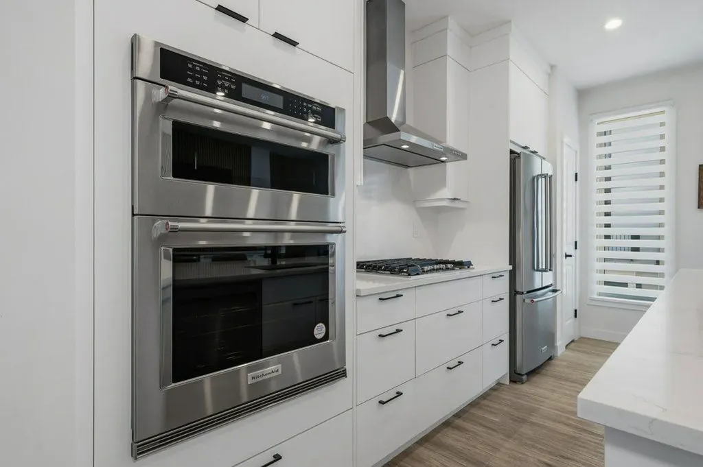 322 Sovereign Common SW Calgary AB T3C 3Y3